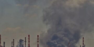 צפו: שריפה פרצה הבוקר בבתי הזיקוק בחיפה
