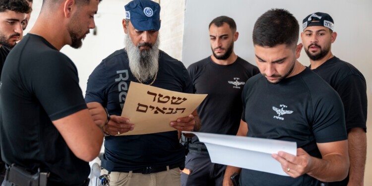 עשרות שוטרים פשטו על יבניאל ועצרו חשודים בנישואי קטינים