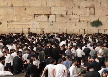 עשרות אלפים הגיעו לכותל – שריד בית מקדשנו לאמירת קינות