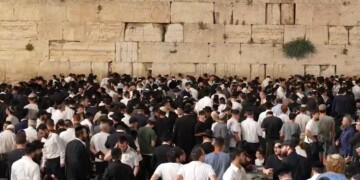 עשרות אלפים הגיעו לכותל – שריד בית מקדשנו לאמירת קינות