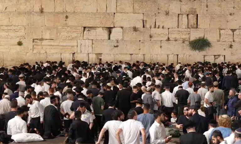 עשרות אלפים הגיעו לכותל - שריד בית מקדשנו לאמירת קינות