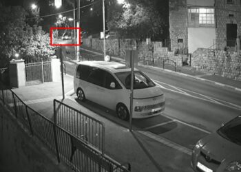 חיפה: בלב השכונה החרדית המצלמות תיעדו נסיעה מטורפת, איבוד שליטה והתנגשות
