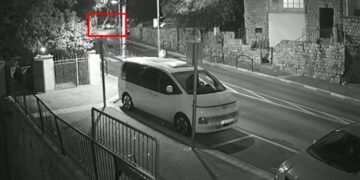 חיפה: בלב השכונה החרדית המצלמות תיעדו נסיעה מטורפת, איבוד שליטה והתנגשות