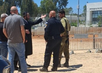 חודש לאחר ההפגנה גור שבים להפגין מול הכלא הצבאי