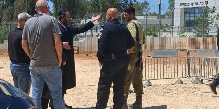 חודש לאחר ההפגנה גור שבים להפגין מול הכלא הצבאי