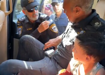 צפו: המפכ"ל הוריד את הדגל ונתן לילד שאותר