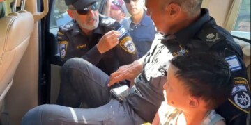 צפו: המפכ"ל הוריד את הדגל ונתן לילד שאותר