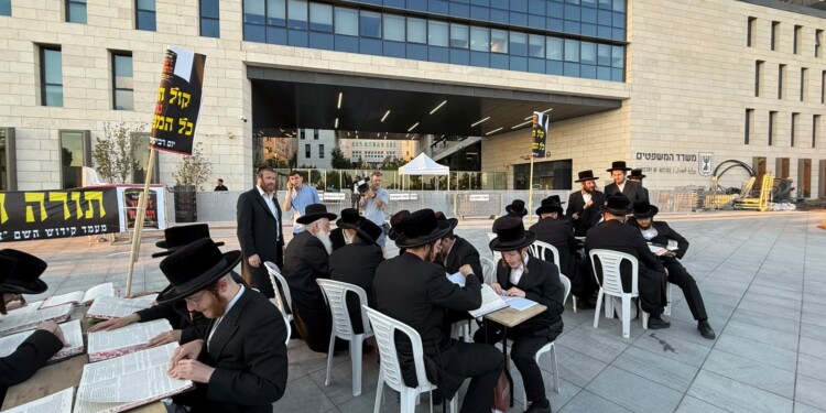 חסידי ויז’ניץ הקימו ישיבה מחוץ ללשכת היועמ”שית