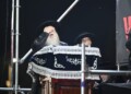 צפו: כשהאדמו"ר בכה וזעק מול שערי הכלא הצבאי