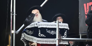 צפו: כשהאדמו"ר בכה וזעק מול שערי הכלא הצבאי