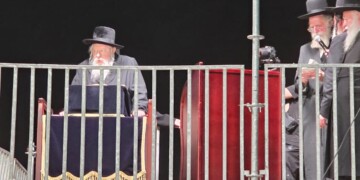 אלפי חסידי גור בהפגנה בשערי כלא 10 – עימות נרשמו עם המשטרה