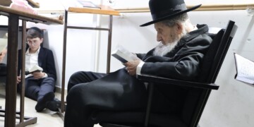 צפו: מרן הגר"ד לנדו בקריאת מגילת איכה