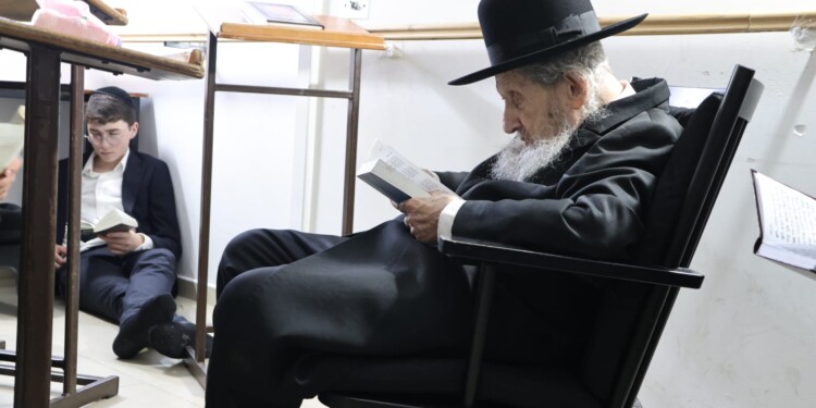 צפו: מרן הגר"ד לנדו בקריאת מגילת איכה