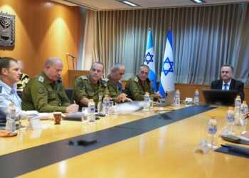 שר הביטחון: בהתייעצות ביטחונית על רקע המתיחות