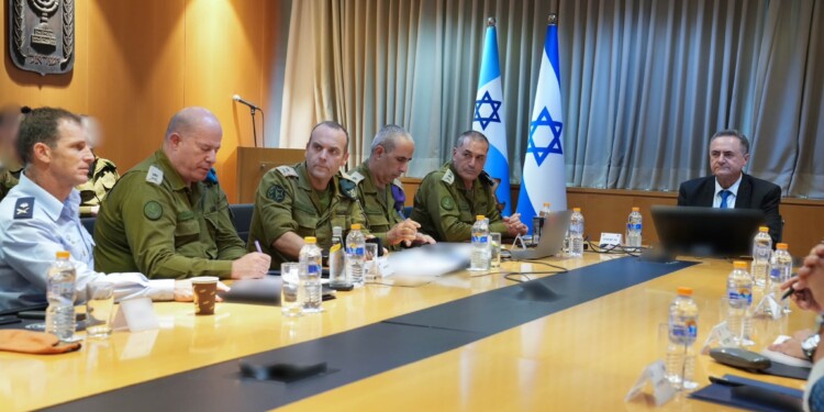 שר הביטחון: בהתייעצות ביטחונית על רקע המתיחות