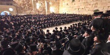 צפו: בחורי חסידי בעלזא בכותל בשירה לאחר צאת תשעה באב