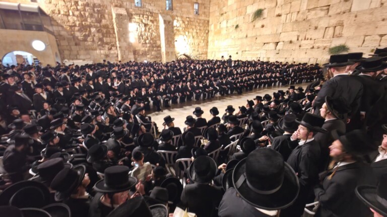 צפו: בחורי חסידי בעלזא בכותל בשירה לאחר צאת תשעה באב