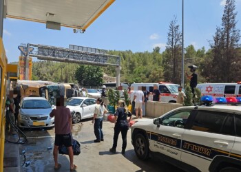 משאית התהפכה בכביש ירושלים – ת"א ופגעה במספר מכוניות