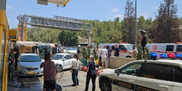 משאית התהפכה בכביש ירושלים – ת"א ופגעה במספר מכוניות