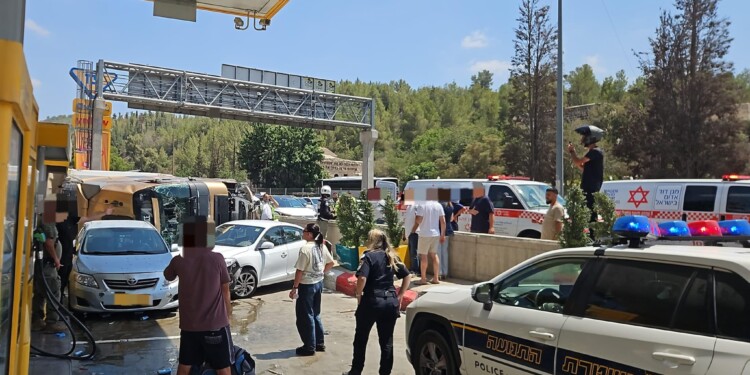 משאית התהפכה בכביש ירושלים – ת"א ופגעה במספר מכוניות