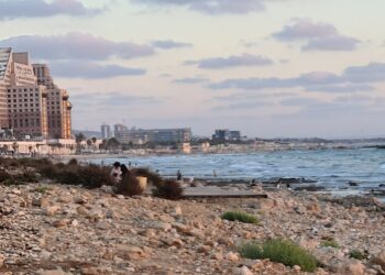 בשל זיהום בחופי חיפה – נאסרה הרחצה בכל החופים בעיר