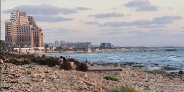 בשל זיהום בחופי חיפה – נאסרה הרחצה בכל החופים בעיר