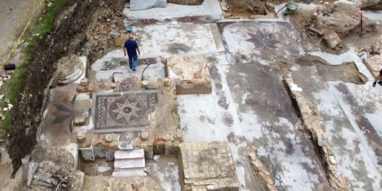 וילנה: הבימה המרכזית של בית הכנסת הגדול של וילנה נחשפה במלואה