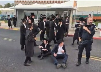גם הבוקר קיצוני העדה מפגינים בכניסה לבקו"ם
