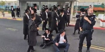 גם הבוקר קיצוני העדה מפגינים בכניסה לבקו"ם