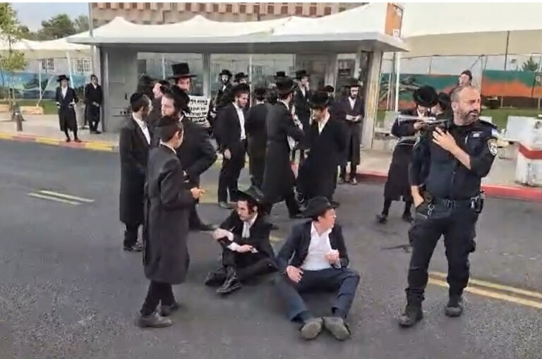 גם הבוקר קיצוני העדה מפגינים בכניסה לבקו"ם
