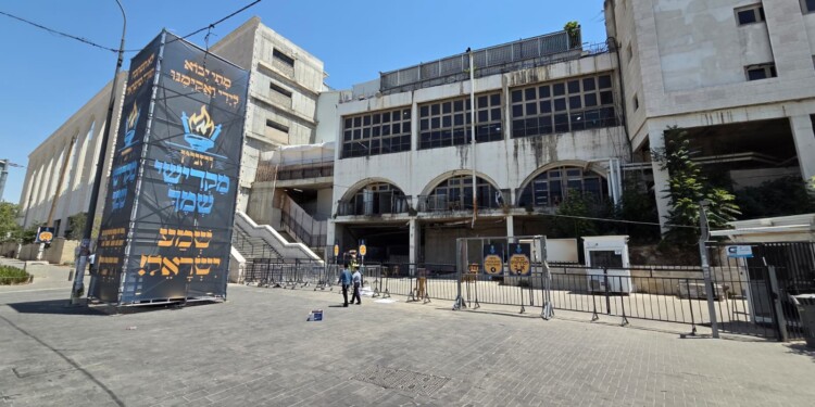 נשלמות ההכנות לאירוע הענק של רבבות חסידי ויז'ניץ הערב