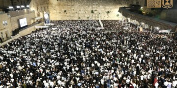 רבבות השתתפו במעמד סליחות ראשון לשנה זו ברחבת הכותל המערבי