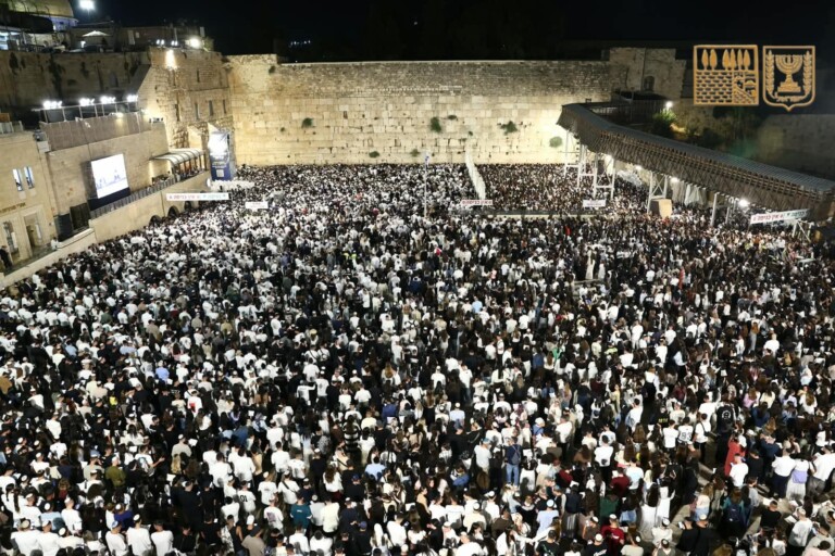 רבבות השתתפו במעמד סליחות ראשון לשנה זו ברחבת הכותל המערבי