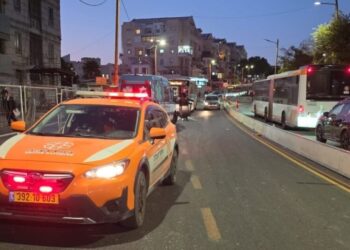 בת שנתיים נפגעה מאוטובוס בעת שהייתה בעגלה
