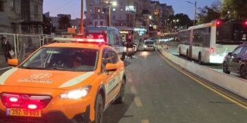 בת שנתיים נפגעה מאוטובוס בעת שהייתה בעגלה