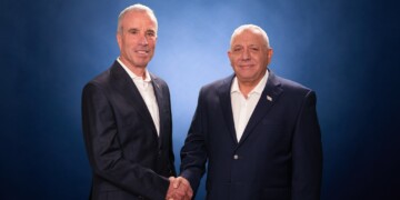 קופץ למפלגה השכנה: אלעזר שטרן עובר למפלגתו של אייזנקוט