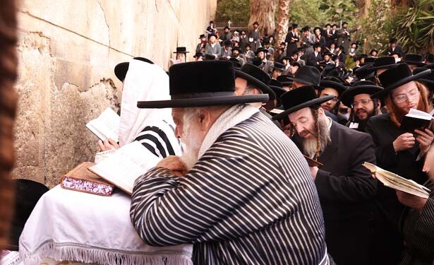 האדמו"ר מתולדות אהרן ב'סליחות אחרונות' במערת המכפלה