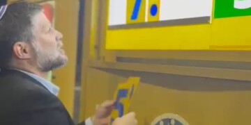 צפו: סמוטריץ הלך בחצות לתחנת דלק והחליף את המחיר