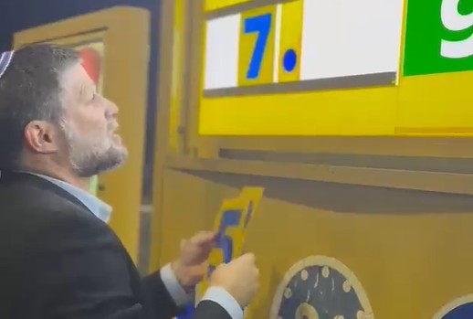 צפו: סמוטריץ הלך בחצות לתחנת דלק והחליף את המחיר