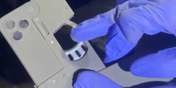 צפו בתיעוד: נראה כמו סלולרי תמים המתגלה כנשק חי