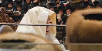 רבבות ב'סליחות' בויז'ניץ; כ"ק האדמו"ר ירד לפני התיבה