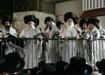ערב יום כיפור בחצר סערט ויז'ניץ