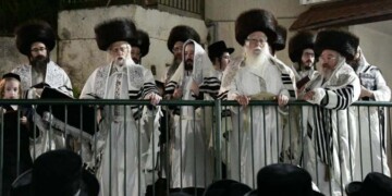 ערב יום כיפור בחצר סערט ויז'ניץ