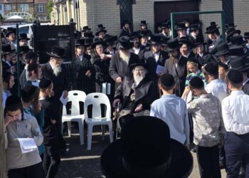 לונדון: מאות חסידי ויז'ניץ בסליחות באוהל דז'יקוב