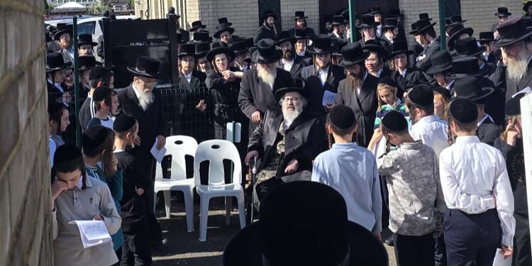 לונדון: מאות חסידי ויז'ניץ בסליחות באוהל דז'יקוב