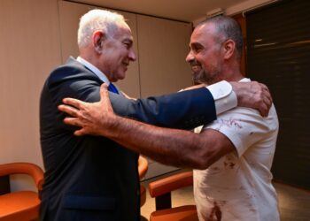 צפו: רה"מ נפגש עם יניב שניטרל את המחבל
