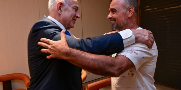 צפו: רה"מ נפגש עם יניב שניטרל את המחבל