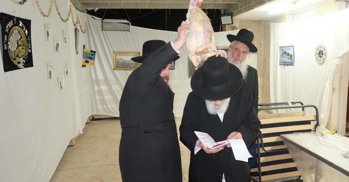 מרן הגר"י זילברשטיין שליט"א בעריכת כפרות על תרנגול