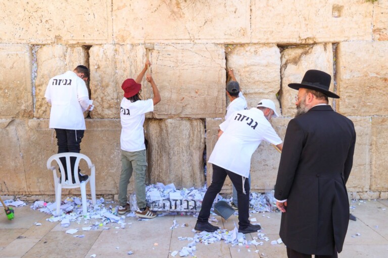 פתקי התפילה שהוטמנו בחצי השנה בכותל פונו לגניזה