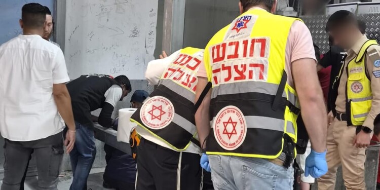 בני ברק: פועל פונה במצב בינוני לאחר שנחבל מחפץ כבד